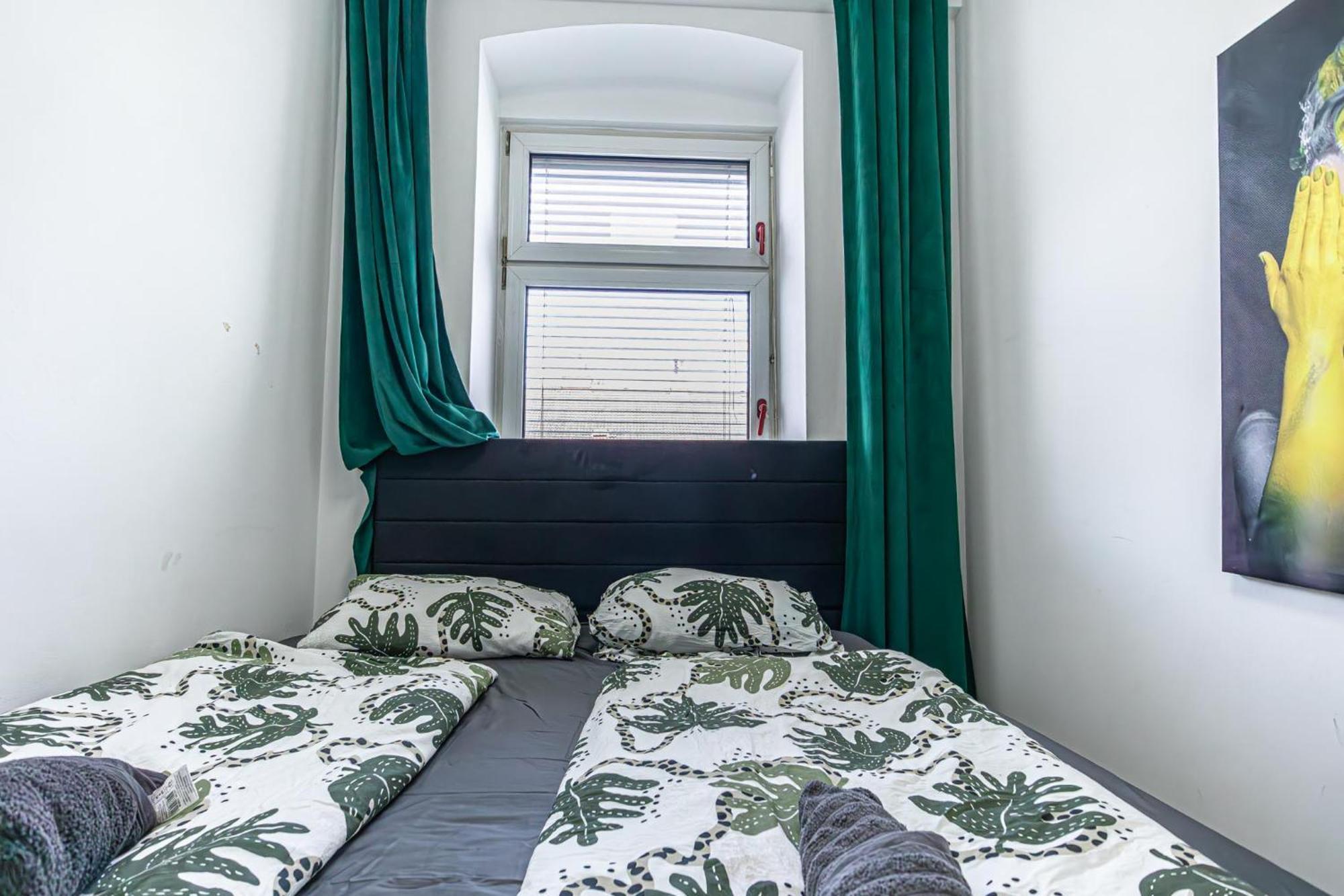 Near Schoenbrunn - Economy Rooms In Shared Apartment At Meidling Train Station 비엔나 외부 사진