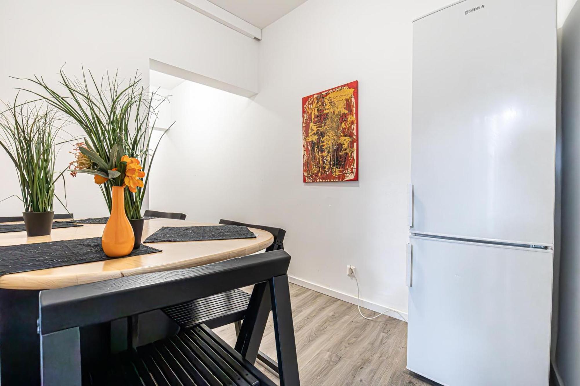 Near Schoenbrunn - Economy Rooms In Shared Apartment At Meidling Train Station 비엔나 외부 사진