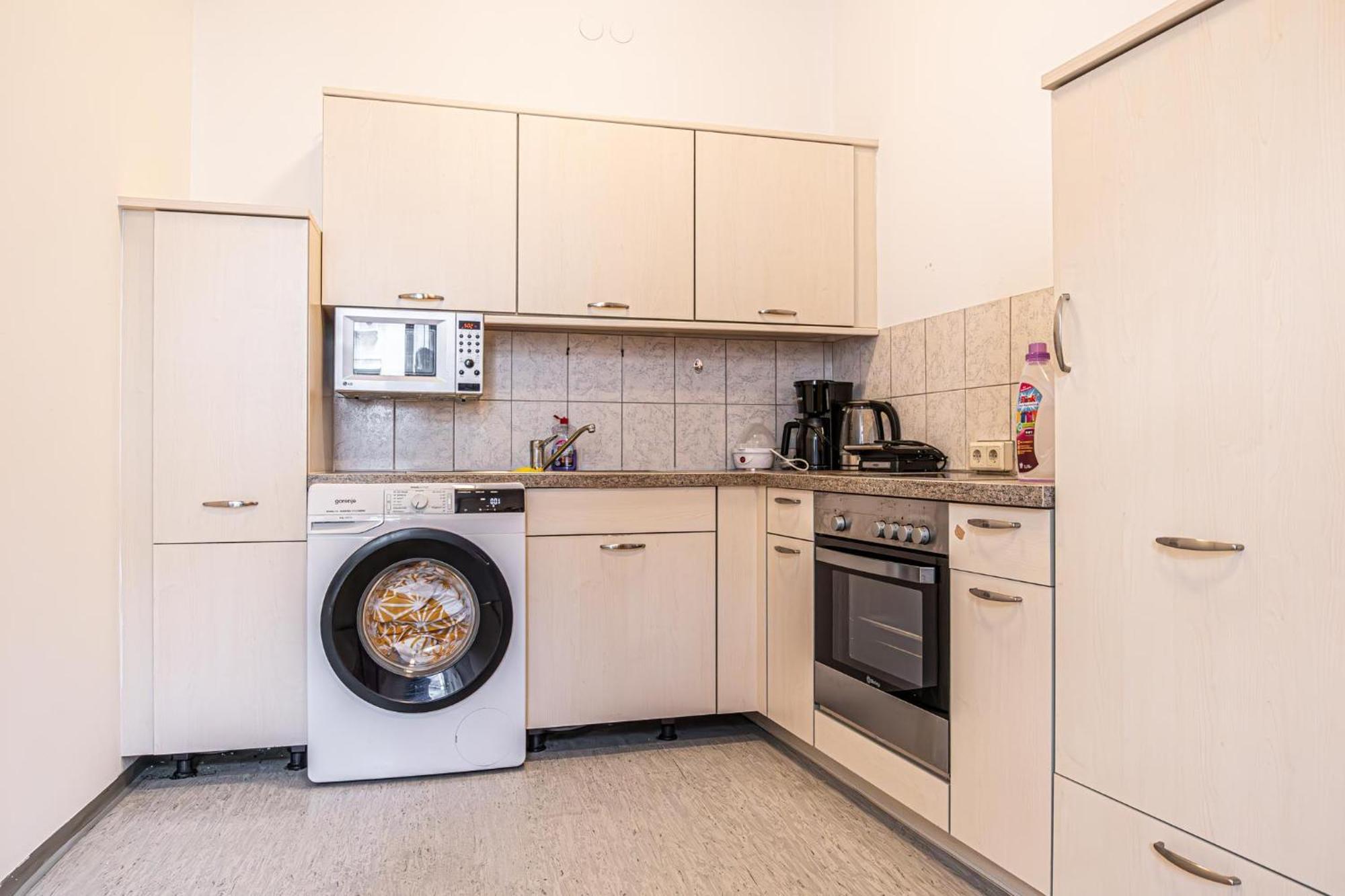 Near Schoenbrunn - Economy Rooms In Shared Apartment At Meidling Train Station 비엔나 외부 사진