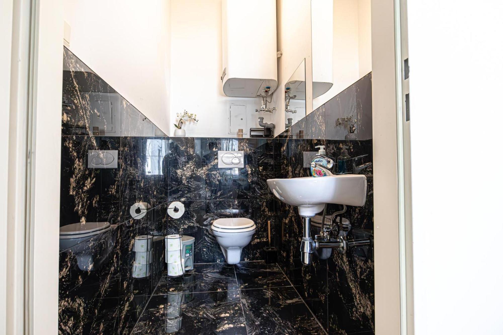 Near Schoenbrunn - Economy Rooms In Shared Apartment At Meidling Train Station 비엔나 외부 사진